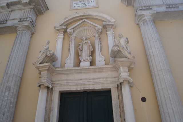 Eingangstür mit Inschrift Kirche Jungfrau Maria Himmelfahrt in Rijeka