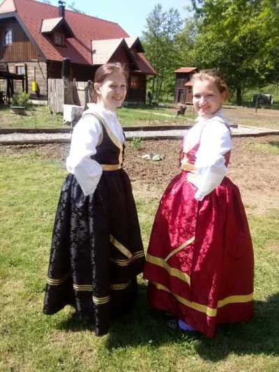 Auf dem Bild sind 2 junge Frauen mit traditioinellen Kostümen aus der Region Karlovac, Kroatien