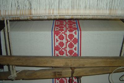 Sie sehen auf dem Bild einen Webstuhl mit einem gewebtem Stoff aus der Region Karlovac, Kroatien
