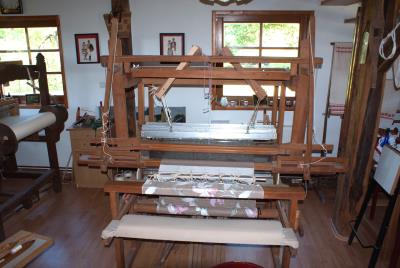 Sie sehen auf dem Bild einen Webstuhl aus Holz in einer Weberei in Karlovac, Kroatien