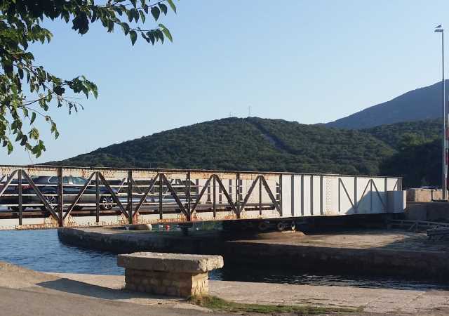 Stahlbrücke in Osor vrebindet Insel Cres und Insel Losinj