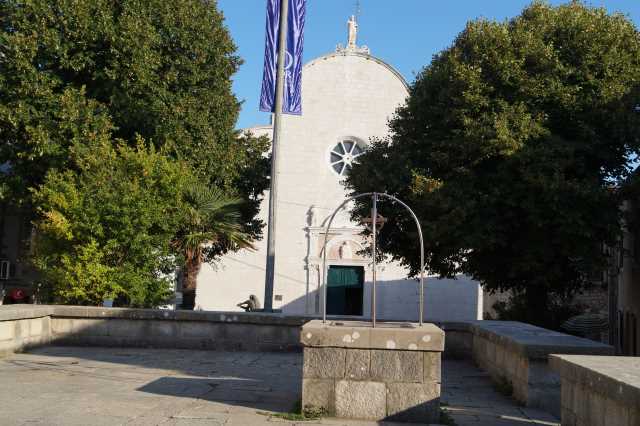 Kathedrale in Osor Insel Cres in der Nähe der Drehbrücke mit Brunnen im Vordergrund