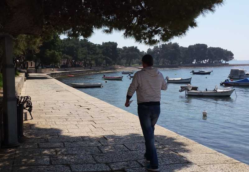 Kroatien Fazana Promenade entlang des Strandes