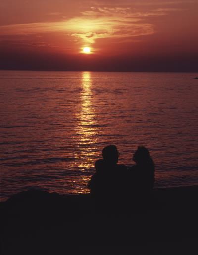 Kroatien Insel Murter mit Sonnenuntergang über dem Meer
