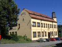 hotel an der Straßenbrücke über den Fluss, Stribro, Tachov Pilsen Česko