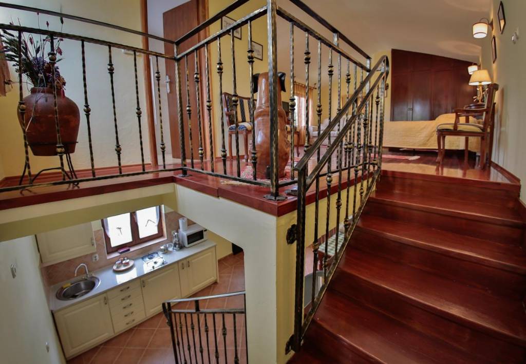 Villa SMRIKVA CHARME Küche Treppe und Schlafzimmer