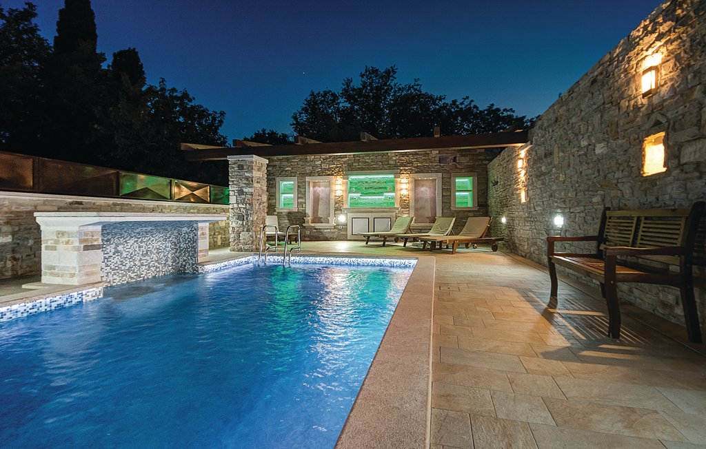 Der Pool befindet sich in schönen Steinmauern mit einer Hydromassage-Badewanne im Pool