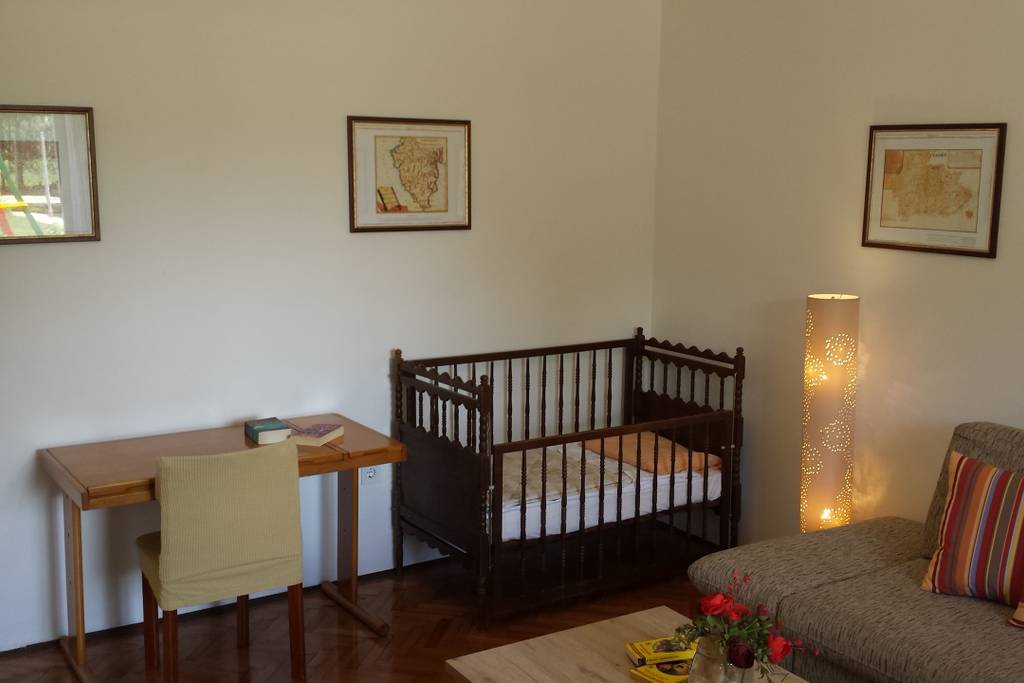 Ein Babybett kann nach Bedarf im Wohnzimmer aufgestellt werden. zusätzlich zum Laptop-Schreibtisch