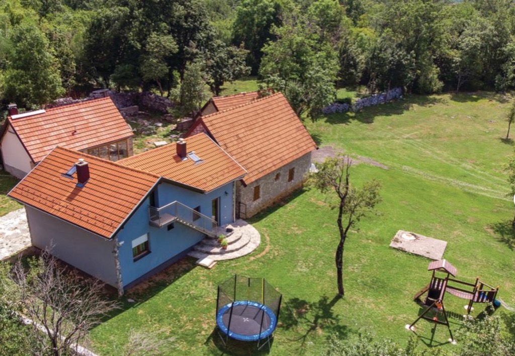 Kaimiško stiliaus namas Obnovljena farma sa okučnicom od 80 000 m2 sa kamenom kućom i konobom u (gril, jacuzi, sauna), Gračac, Gospic Lika Kroatija