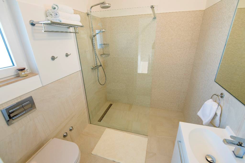 Shower/WC
(upper floor)
