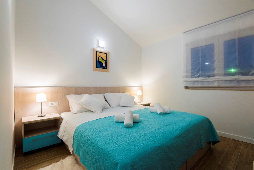Room 1- double bed option
(satellite TV, air condition, floor heating)