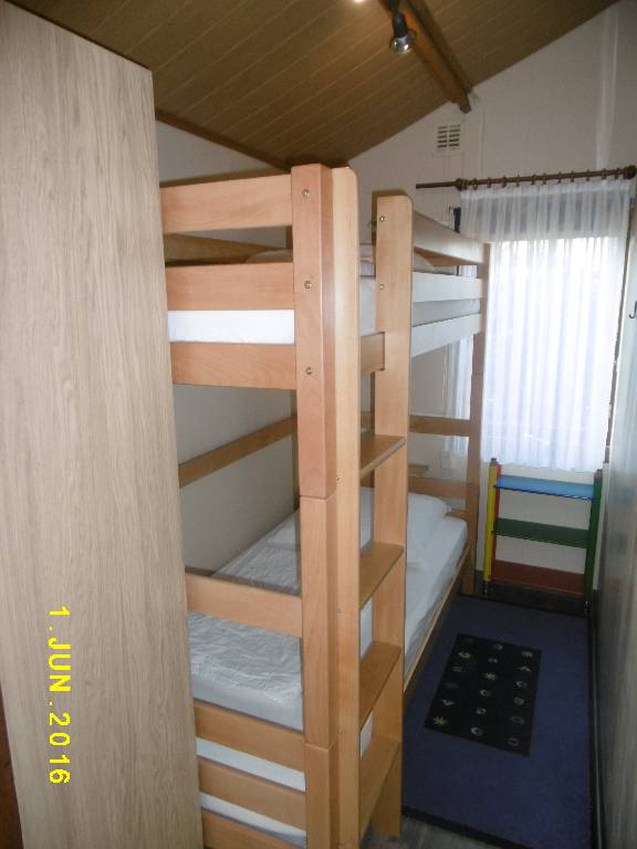 Kinderzimmer mit sehr stabilem Hochbett, Absturzsicherung ist vorhanden (2x0,9x2m)