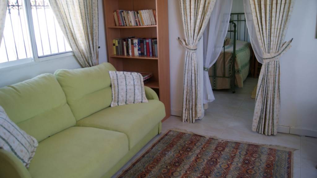 Wohnzimmer mit ausziehbarer Couch 135cm