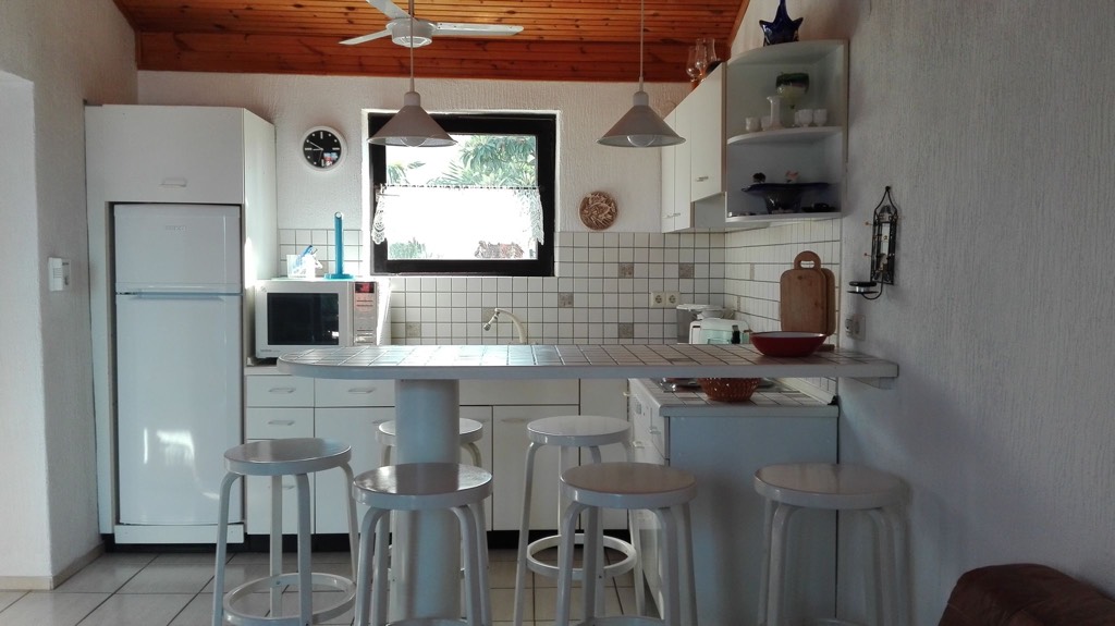 Küche mit Kochbereich und 6 Sitzplaetze vom Wohnbereich aus gesehen