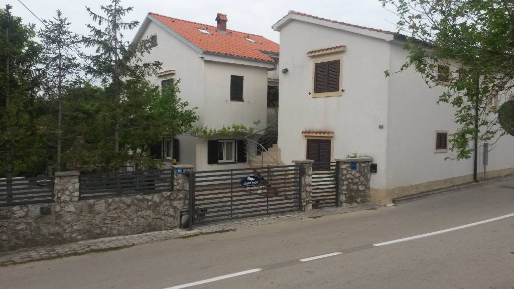 Mit Blick auf die Wohnungen von der Straße BOŽIĆ