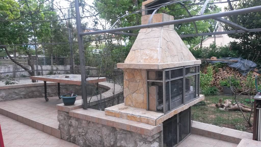 Kamin und ein Pavillon mit Tisch zum Grillen und Geselligkeit