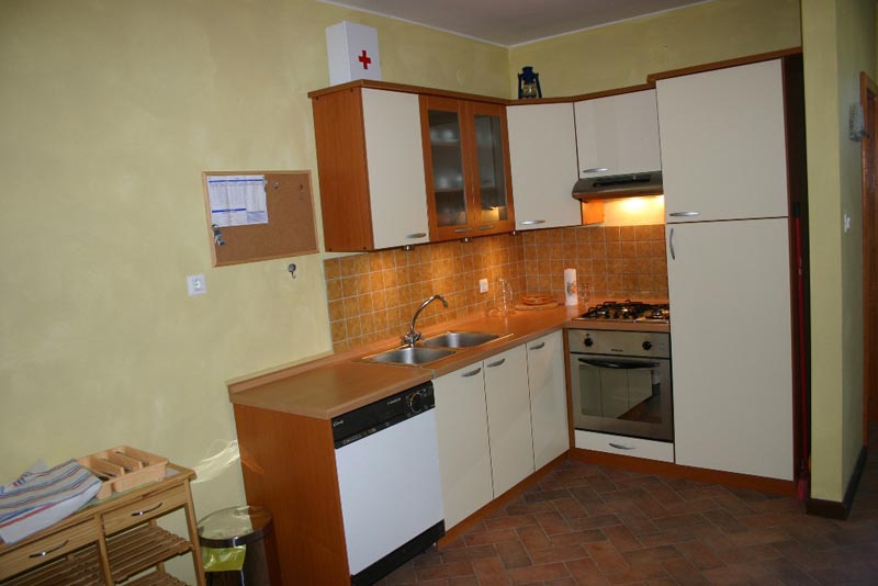 Das Appartement verfügt über eine voll ausgestattete Küche mit Spülmaschine und ein weiträumiges Esszimmer.