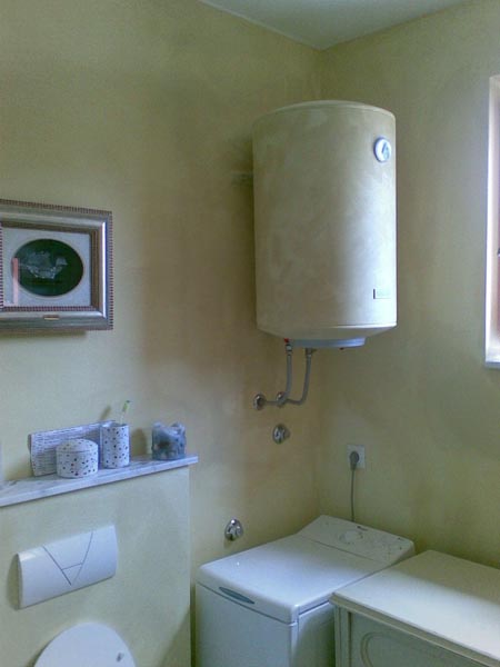 Ein Badezimmer mit Waschmaschine.