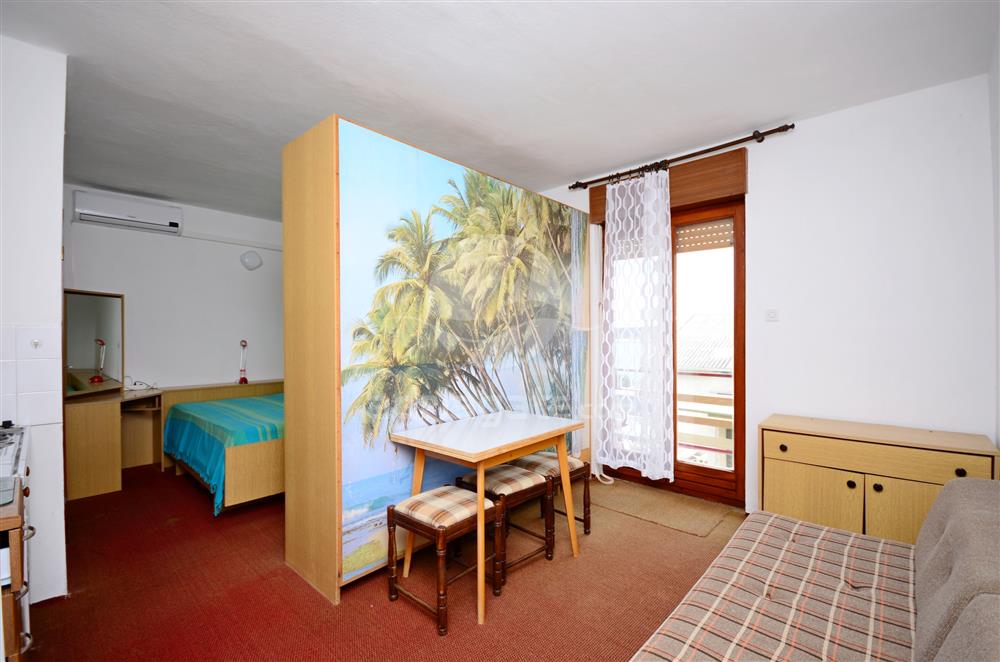 Appartement en location prostrani, suncani apartman sa balkonom i pogledom na more; okucnica sa velikim sjenovitim vrtom, Banjol, Insel Rab Kvarner Bucht Inseln Kroatie