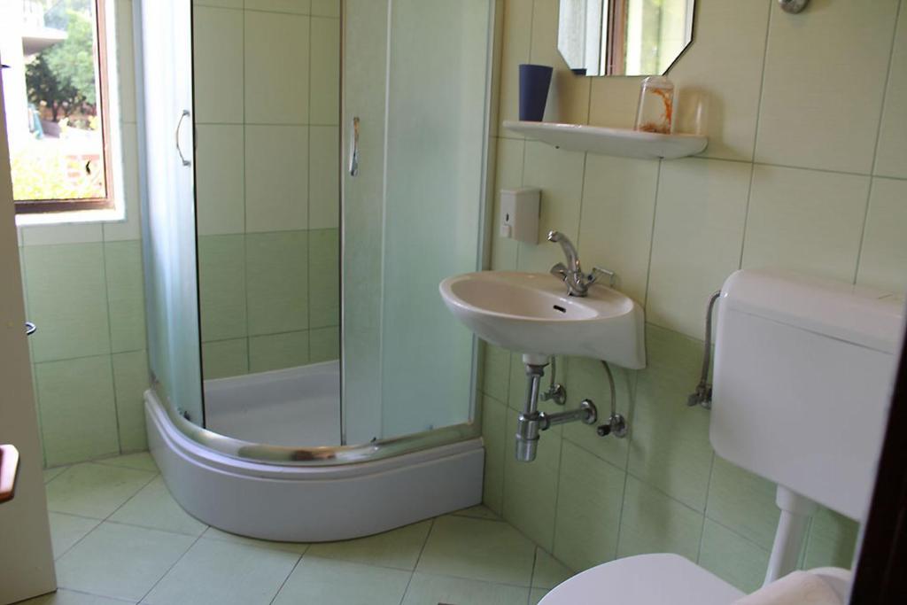 grünes Badezimmer mit Dusche
