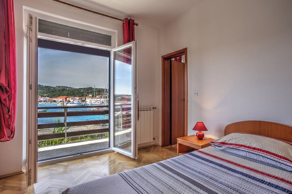 Ferienwohnung APARTMANI INKA in Jezera, Mitteldalmatien Insel Murter  Schlafzimmer mit Balkon - App. Nr. 1
