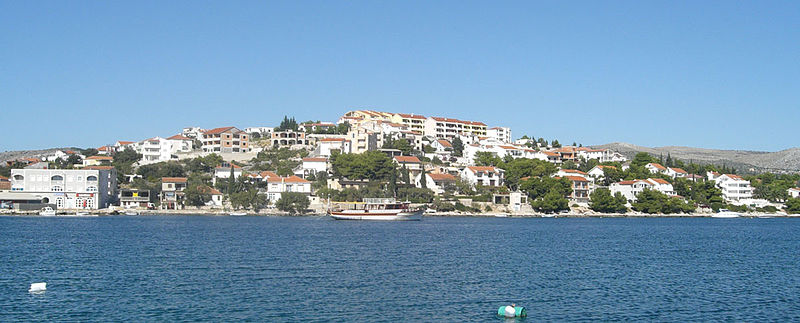 Pogled s otoka na novi dio naselja.