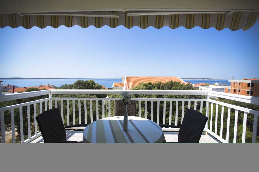 Terrasse mit schöner Aussicht auf das Meer!

Terrace with beautifull view on the sea!