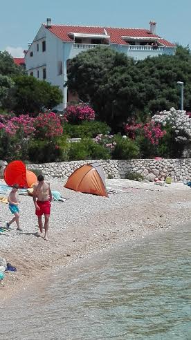 Apartmán A3, Der Strand liegt praktisch vor den Türen, nur 30 Meter vom Objekt entfernt, Mandre, Insel Pag Norddalmatien Chorvatsko