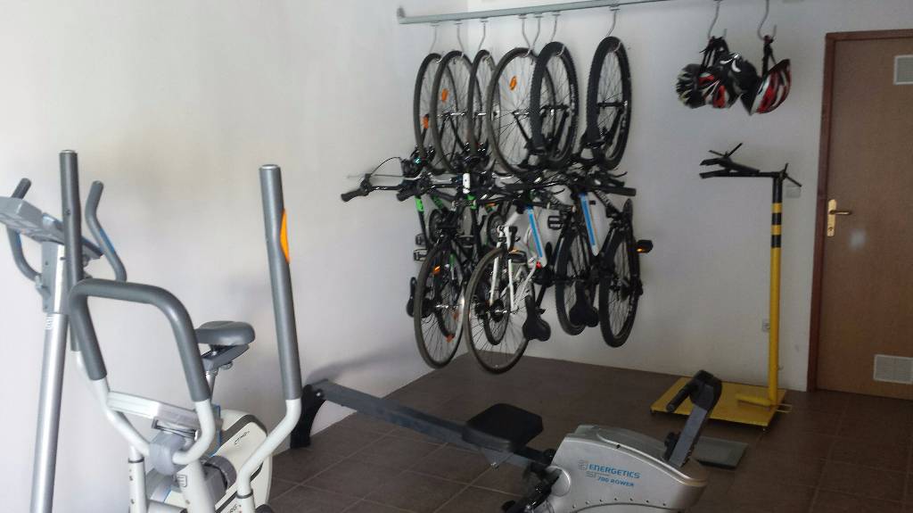Trainingsgeräte und Fahrräder