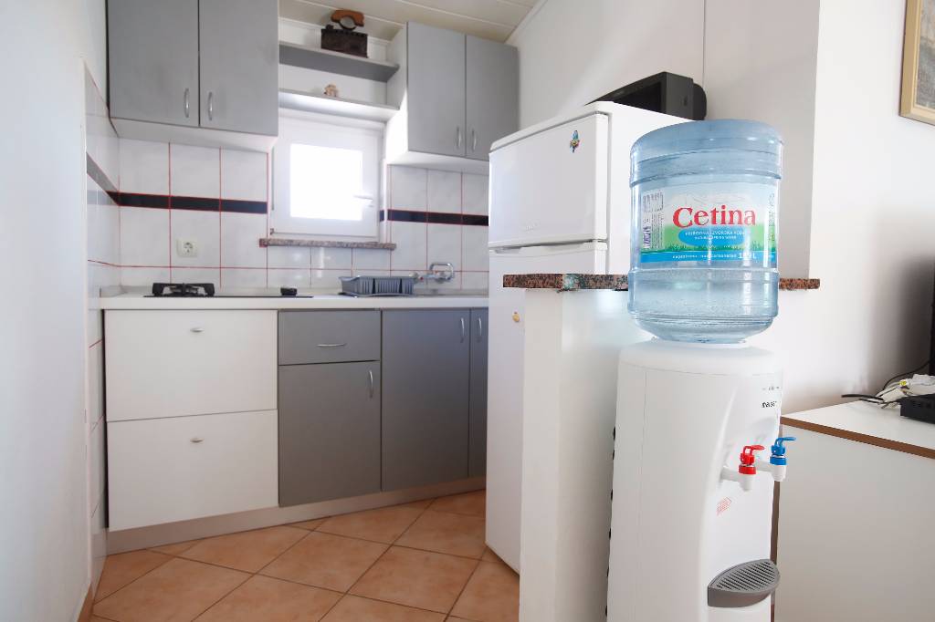 Küche mit Kühlschrank, Mikrowelle, Wasserkocher, Radio