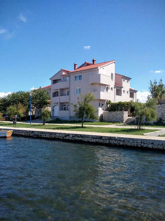 Atostogoms nuomojami butai Novi, kvalitetno opremljen apartman u kući smještenoj uz more, na mirnoj lokaciji, u blizini centra., Nin, Nin Norddalmatien Kroatija