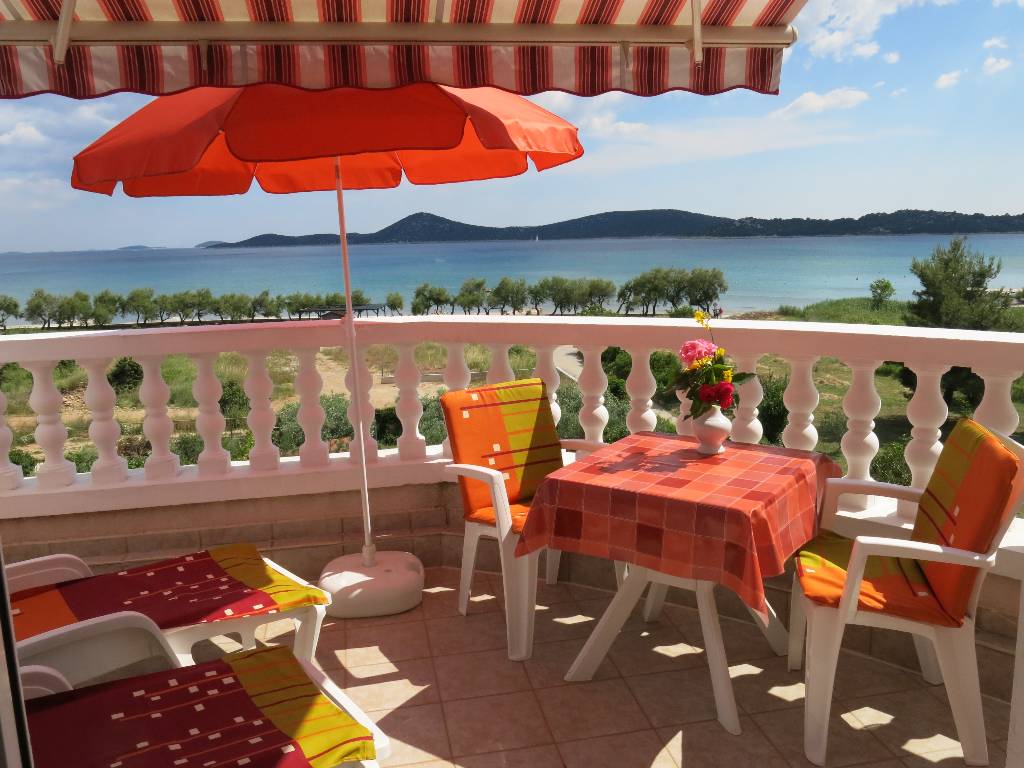 Appartement en location Erste Reihe am Meer, ruhig. Strand, Steg und Bojen sind nur 90-150 m entfernt, Vodice, Vodice Norddalmatien Kroatie