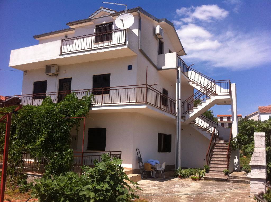 prázdninový  byt Ferienhaus mit 4 Luxus Appartements nur eine Minute vom Strand, Pirovac, Vodice Norddalmatien Chorvátsko