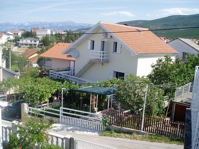 Atostogoms nuomojami butai Apartment im 1. Stock mit eigener Terrasse und wunderschönem Blick auf das Meer,  Karin Gornji XVII ulica broj  5, Zadar Norddalmatien Kroatija