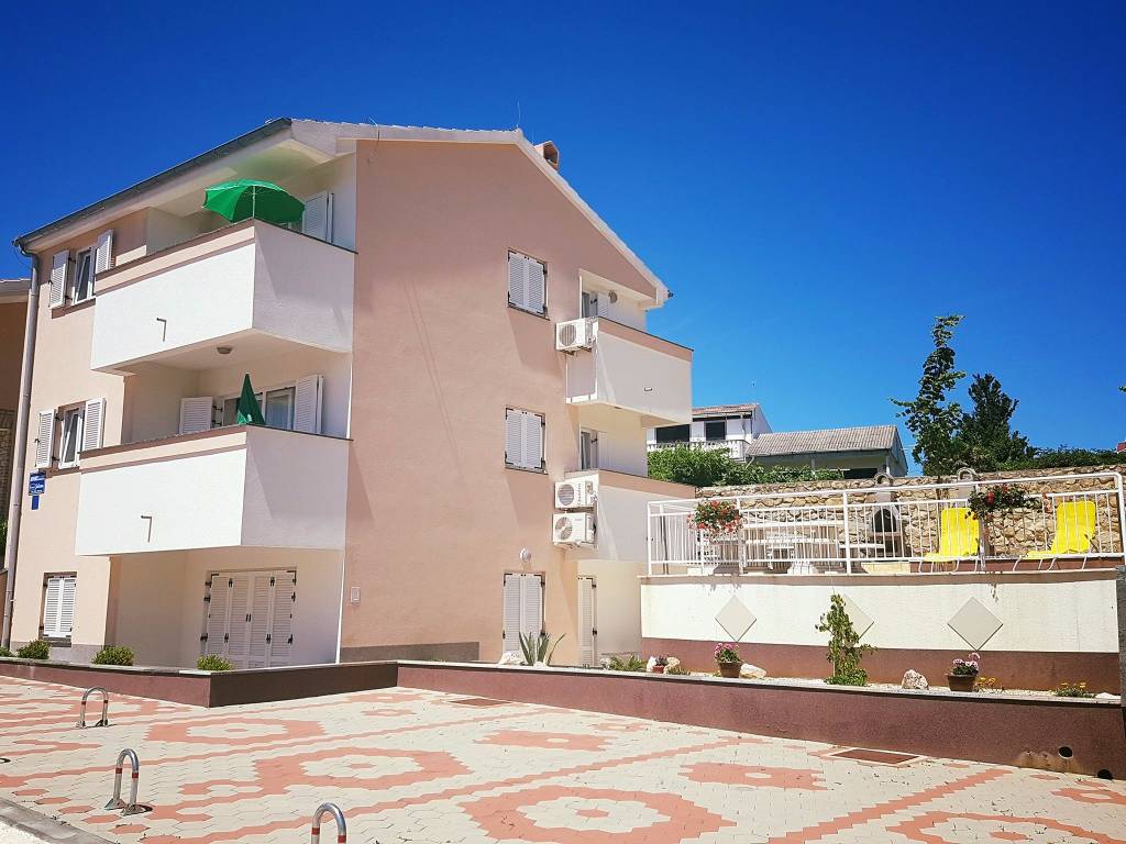 Atostogoms nuomojami butai Kompletno i moderno opremljen apartman 80 m od plaže u mjestu Rtina Miočići, Rtina, Zadar Norddalmatien Kroatija