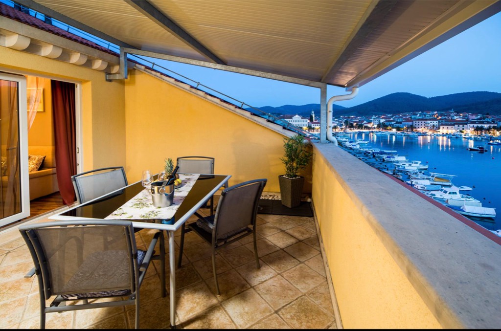 Atostogoms nuomojami butai Genießen Sie die fantastische Aussicht auf das Meer, vom Balkon Diese eleganten Ferienwohnungen, Vela Luka, Insel Korcula Süddalmatien Kroatija