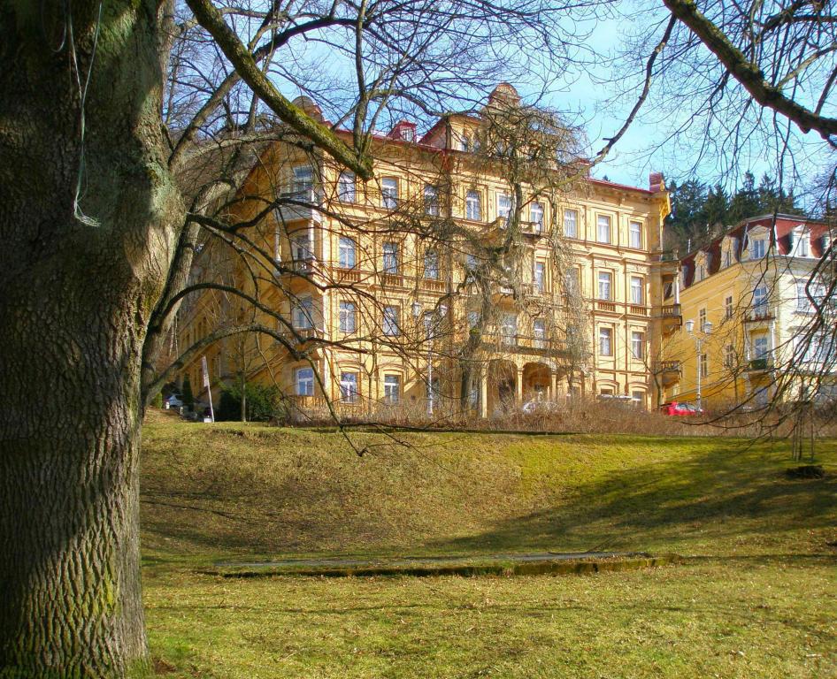Atostogoms nuomojami butai im Zentrum mit Blick auf Stadtpark, Marianske Lazne, Marienbad Westböhmische Kurorte Čekija