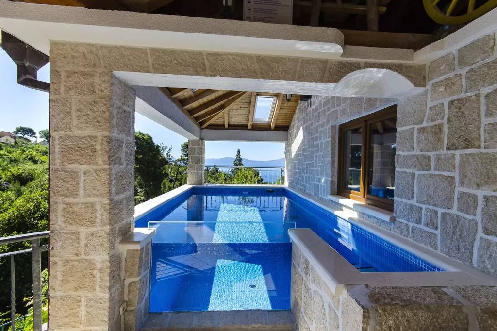 Villa Strnj mit beheizbarem Pool mit einer Größe von 12m² und einer Tiefe von 120 cm, sowie Gegenstromanlage und Massagedüsen.