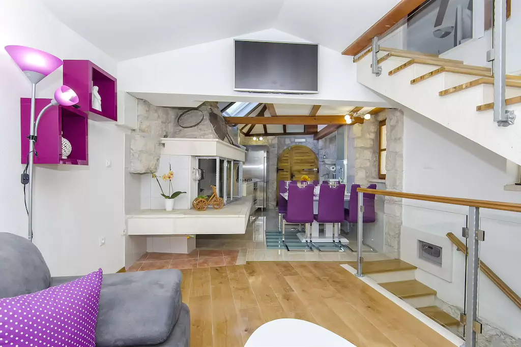Wohnzimmer: 32 m², Sofa und Sessel + Satelliten-TV + WiFi - Internet + Klimaanlage + Innenkamin + offene Küche + Esstisch mit 6 Stühlen.