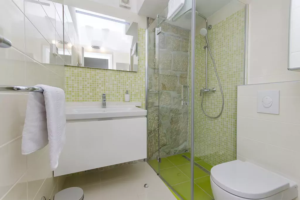 Badezimmer 2. 4,2 m², Duschkabine + WC + Fön + Toilettenartikel.
