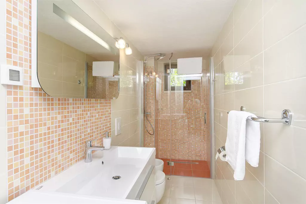 Badezimmer 3. 5,4 m², Duschkabine + WC + Bidet + Waschmaschine + Fön + Toilettenartikel.