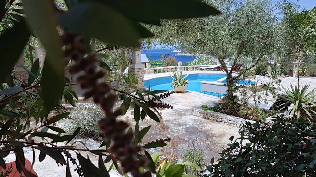 Sehen Sie sich die luxuriösere Ansicht an,Pool mit Jacuzzi, von der Terrasse des Hauses Syone gesetzt