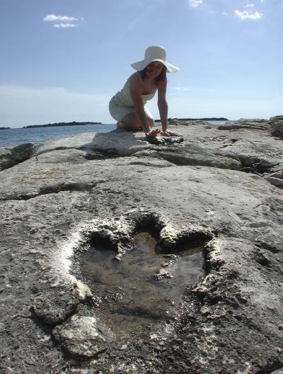Pula, Kroatien, Frau auf Fels am Meer