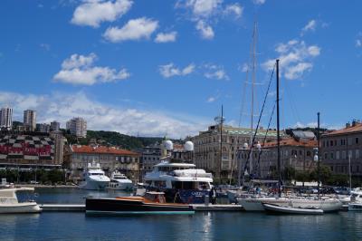 Rijeka Hafen mit Blick auf Segelboote und Stadt