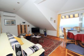 Wohnzimmer mit Auszieh-Sofa