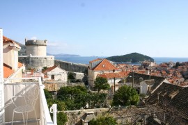 Balkonblick auf Stadtmauer und Festungsturm
