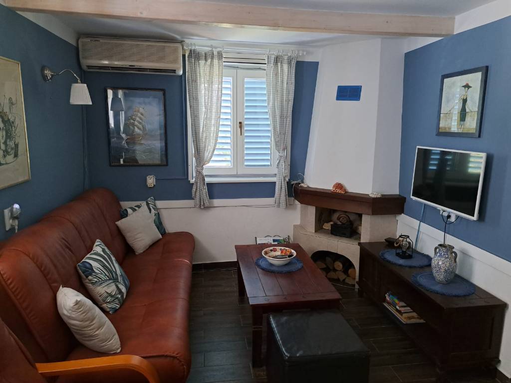 Wohnzimmer mit Klimaanlage und Kamin