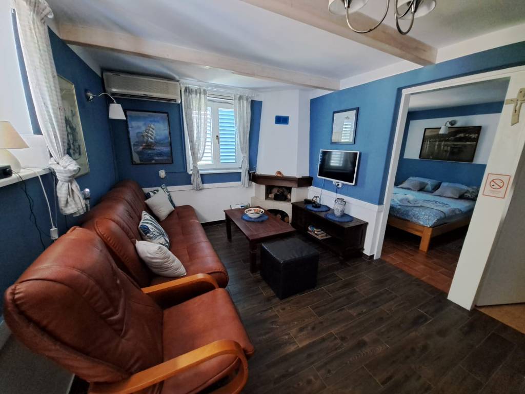 Wohnzimmer mit TV und Schlafsofa