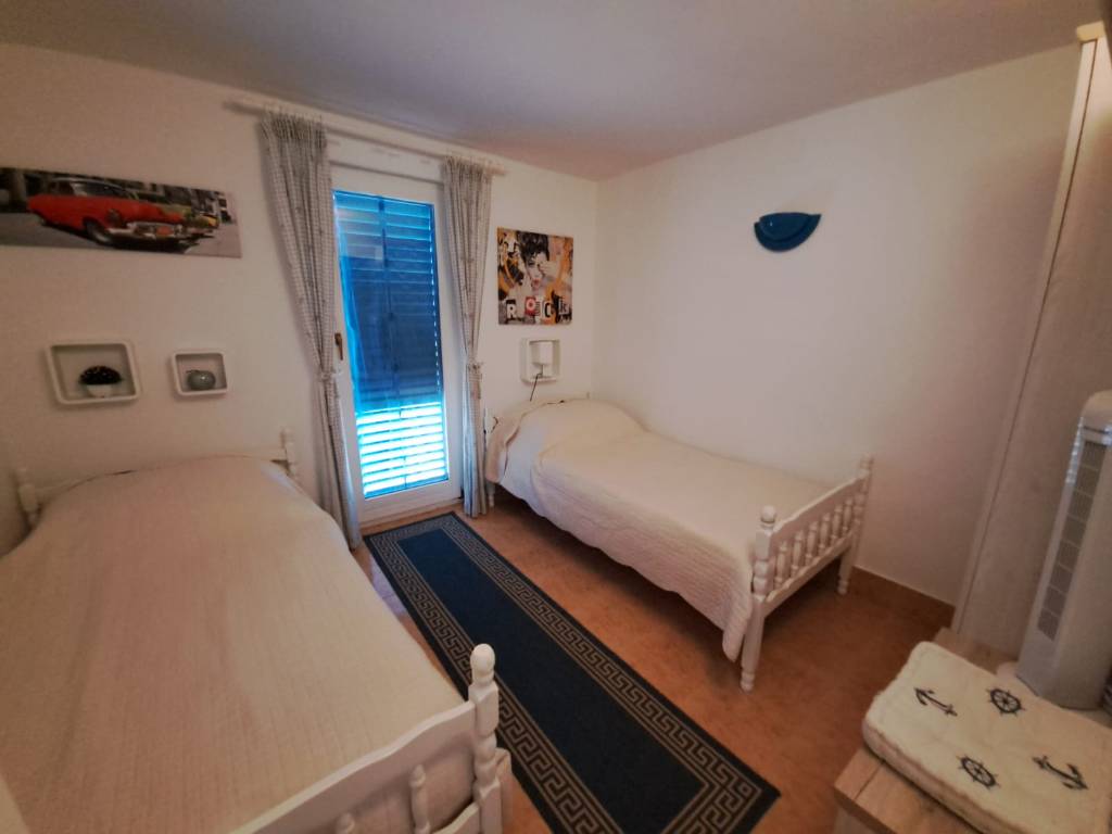 zweites Schlafzimmer mit Zugang zu einer kleinen Terrasse