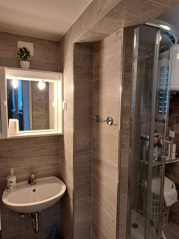 Badezimmer mit Duschkabine